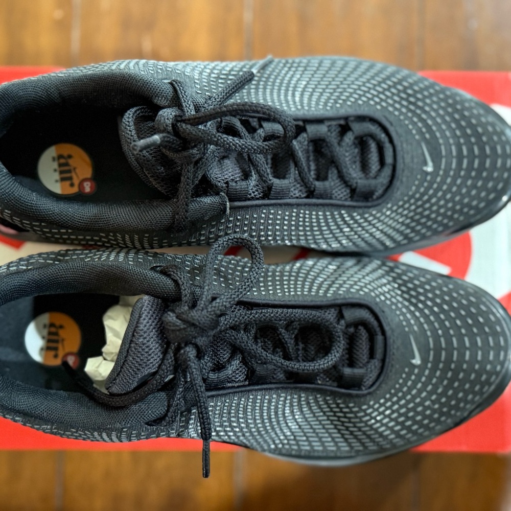Nike Black and Red Air Sneakers - Picture 5 of 7